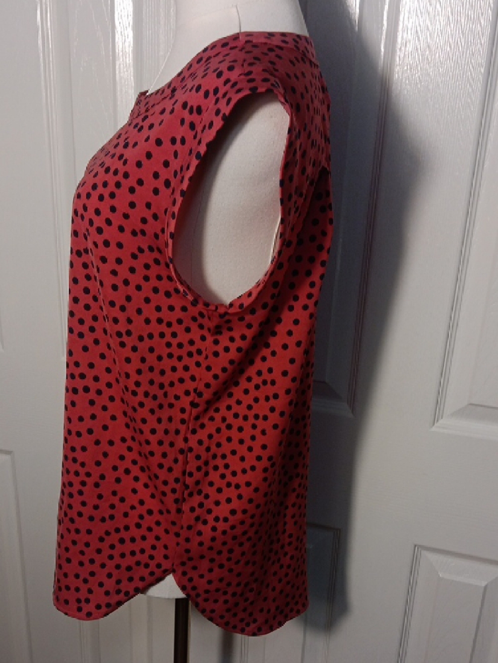 New! Ann Taylor Coral Red Polka Dot Folded Cap Sleeve Blouse - Picture 3 of 9